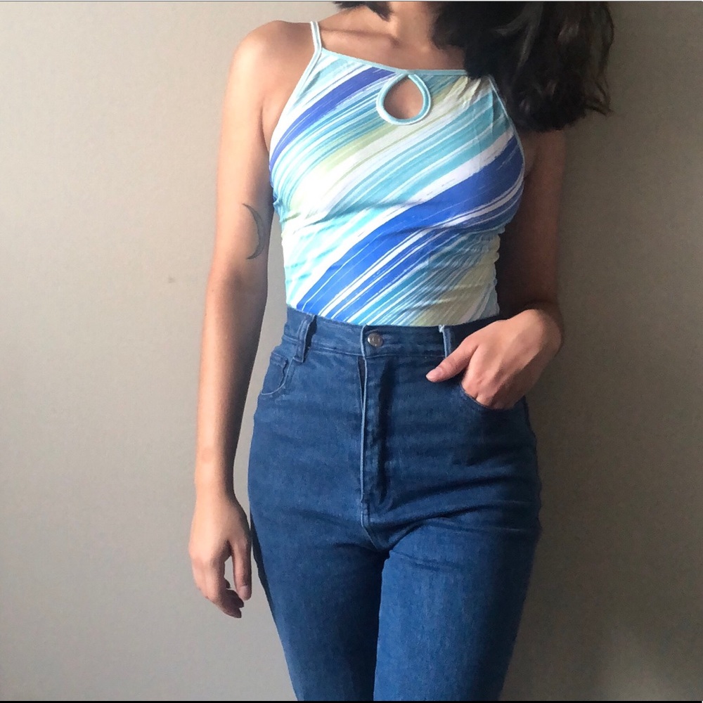 Via Moda Keyhole Cutout Tank
